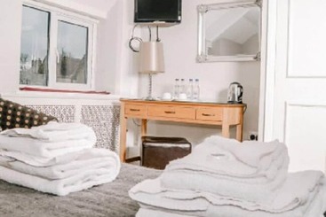 Отель The Bell Inn Charlbury