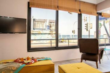 Turistihuoneistot Colorful Apartment With Sea View Near Sea In Guzelbahce Izmir