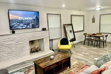 דירות לתיירים Spacious Home  On A Hill Near Dwntwn Atl
