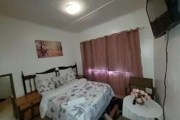Majatalo Zenith House Boston Self Catering Accomodation