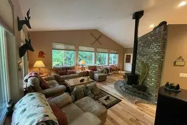 ツーリストアパートメント Cozy Riverfront Retreat