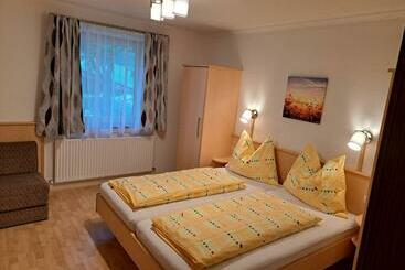 ツーリストアパートメント Ferienwohnung Reiter