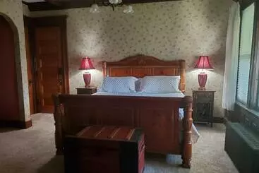 The Weis Mansion Bed And Breakfast