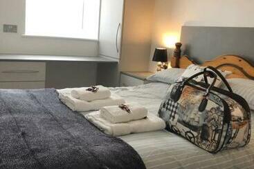 Turistlägenheter Sweet Caroline At Longton. Great Location For Stoke On Trent, The Potteries And Alton Towers