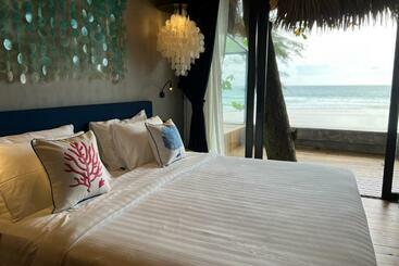 リゾートホテル Sealord Naithon Beachfront Villa