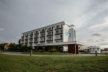 هتل Sea Breeze Resort&residence