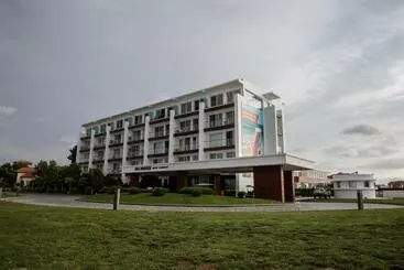 هتل Sea Breeze Resort&residence