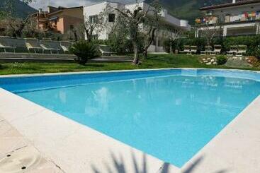 アパートホテル Borgo Degli Ulivi Residence Di Olympic Garda Lake