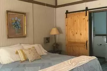 Hostel Acorn Hideaways Canton Sweet Tweet Guesthouse King Bed