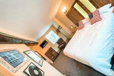 아파트호텔 The Bridge At Riverside Suites