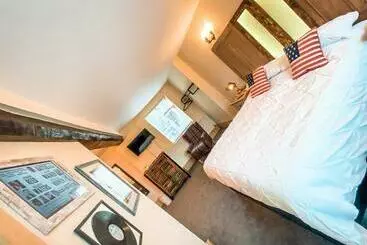 Aparthotel The Bridge At Riverside Suites