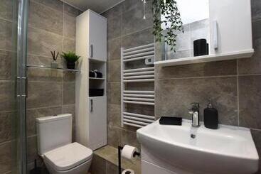 ツーリストアパートメント Lovely Apartment Close To The Town Centre & Train Station