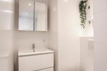 Жильё для туристов Happy Days Apartment Luxurious Free Parking On Own Property