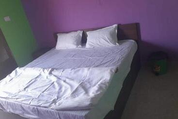 Hotel Oyo 87951  King Plaza