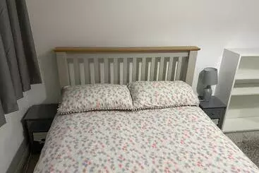 Turistihuoneistot Modern 2 Bedrooms Fully Equipped Apartment With Garden, Free Parking, Free Wifi