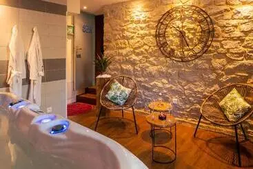 Hotelli Logis Hôtel Aux Berges De L Aveyron