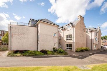 Apartamente turistice 14 Southfield   3 Bed/2 Bath   Parking