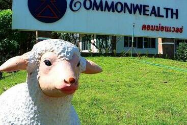 โรงแรมคอมม่อนเวลธ์ Commonwealth Hotel&resort