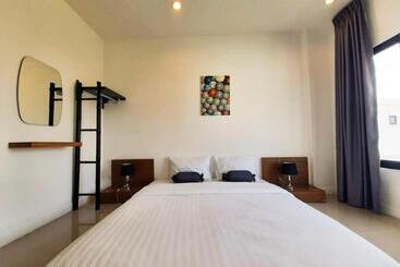 Turistlägenheter บ้านนุจรินทร์ พูลวิลล่า หัวหิน สไลเดอร์ โต๊ะพูล