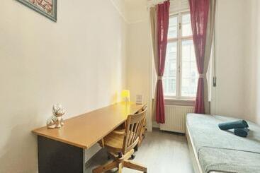 آپارتمان‌های توریست‌ها Y Central Station Private Rooms