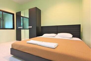 Hotel Chalong Stay Well By Palai Seafood