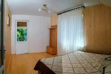 ペンション під соснами