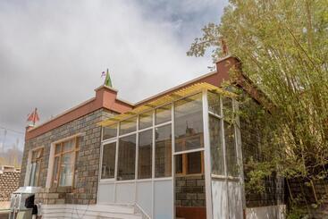 Appartamenti turistici Primrose Cottage, 1 Bhk Villa W Garden By Roamhome