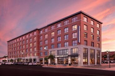 Отель Courtyard By Marriott Portland Downtown/waterfront