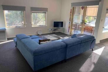 游客公寓 Upstairs On Strickland