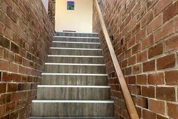 Turistihuoneistot Upstairs On Strickland