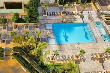 아파트호텔 Strip & Sphere View   Separate Living Room   2 Full Bath   Full Kitchen   Balcony   900 Sqft   Mgm S