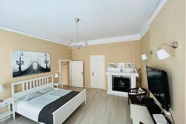 آپارتمان‌های توریست‌ها Academy Home   Elegant Place Next To The Parliament