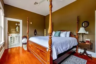 تختخواب و صبحانه Southern Charm In The Camellia Rose Inn