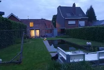 ツーリストアパートメント Gezellige Moderne Woning Met Zwemvijver