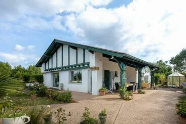 Turistlägenheter Belle Maison Basque à Bardos