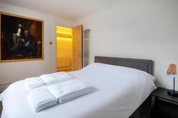 Turist apartmanları Newly Refurbished  Stylish Apartment 5 Minutes From Station W Garden