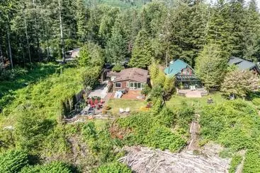 Turistihuoneistot Riverfront Paradise W/ Hot Tub  Little River House