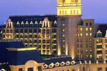 בית מלון כפרי Hilton Qingdao Golden Beach