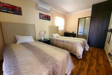 پانسیون Tenacity Guesthouse Riviera Park