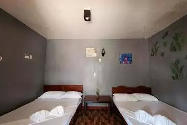 Auberge Uno Dus Tourist Inn