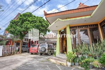 Hotel Nafisa Homestay Syariah Near Jatim Park 3 Batu Mitra Reddoorz