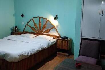 בית מלון כפרי Madhuban Shimla