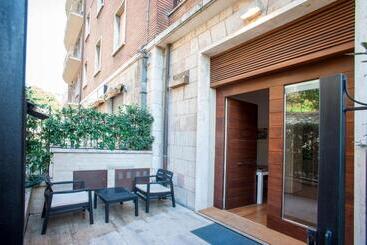 پانسیون Gallery House