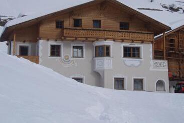 Hotell Garni La Majon