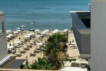 ツーリストアパートメント Beach Front Apartment