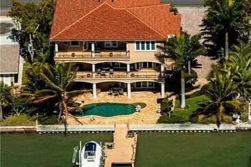ツーリストアパートメント Large Mediterranean Oasis   Water Views & Pool