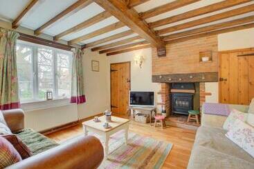 Жильё для туристов Camberley Cottage