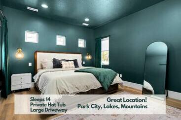 דירות לתיירים New Mountain Retreat With Hot Tub & Putting Green