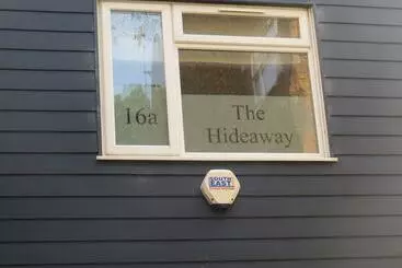 ツーリストアパートメント The Hideaway