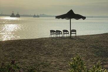 관광객 아파트 Al Norus Village